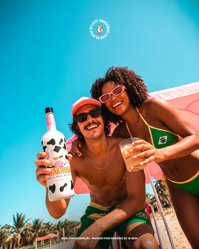 Casal na praia com Davakinha em dia de jogo do Brasil